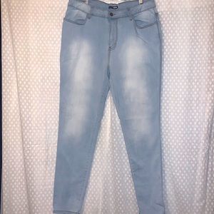 FASHION NOVA LIGHT WASH JEANS